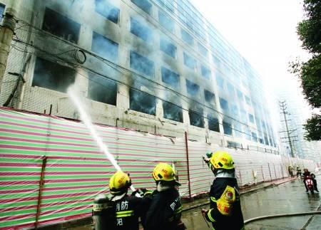 11·18四川绵阳在拆建筑大火