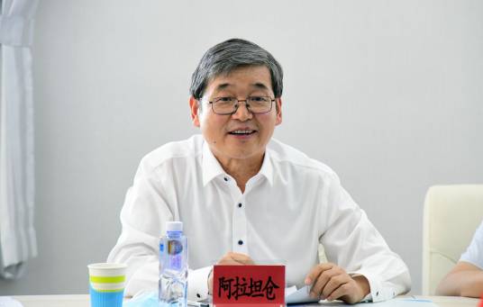 阿拉坦仓（内蒙古师范大学党委书记）