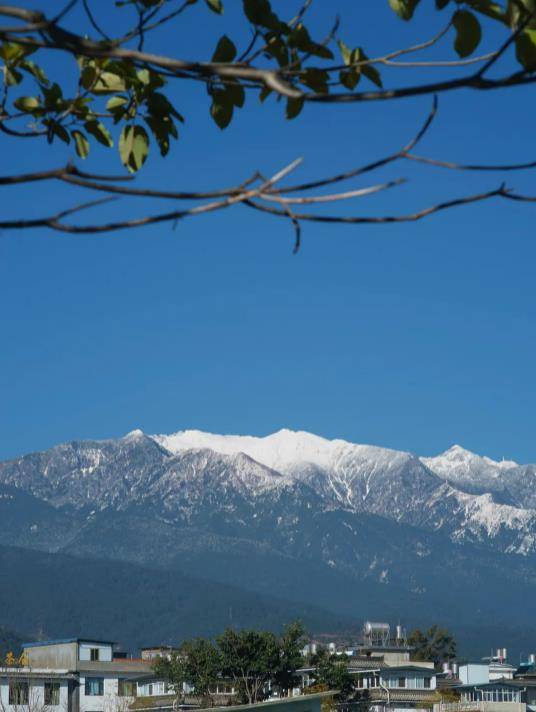 苍山（云南省大理白族自治州境内的山峰）