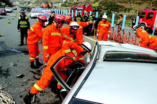 3.3宜巴高速夷陵区雾渡河段轿车撞护栏事故